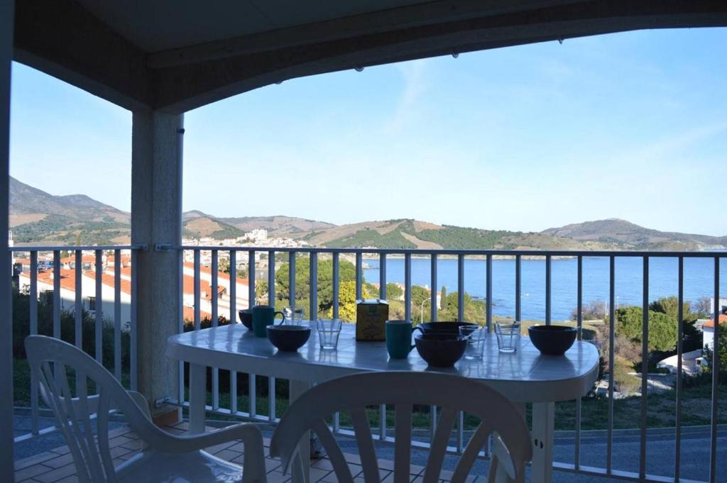 - une table sur un balcon avec vue sur l'océan dans l'établissement Appart Studio - cabine 4 couchages BANYULS SUR MER BN120-3203, à Banyuls-sur-Mer