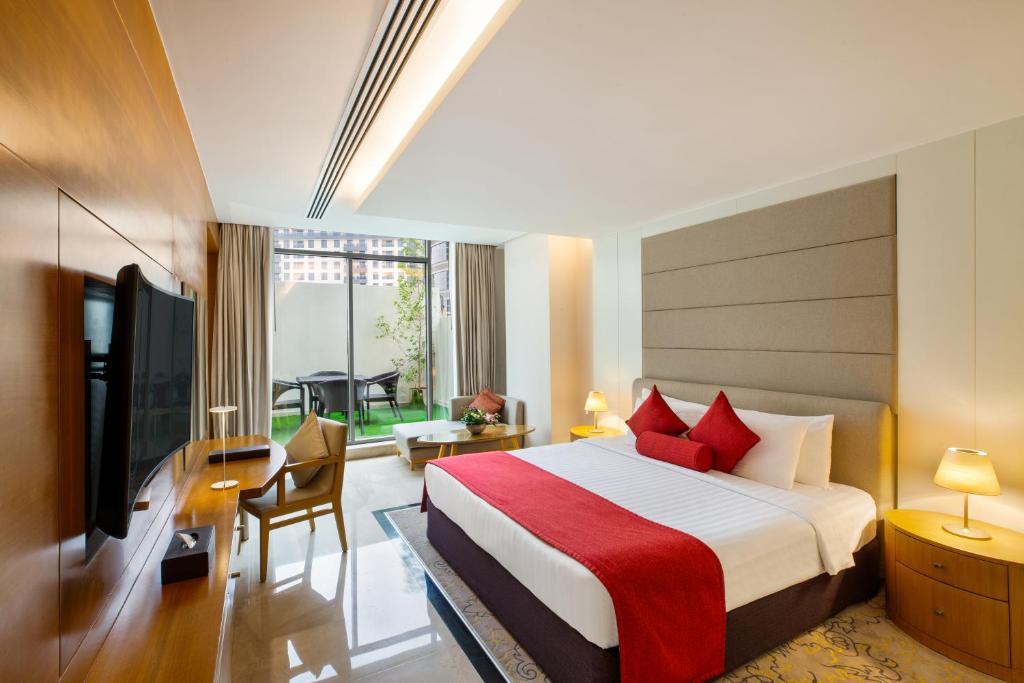 Postel nebo postele na pokoji v ubytování Royal Continental Hotel