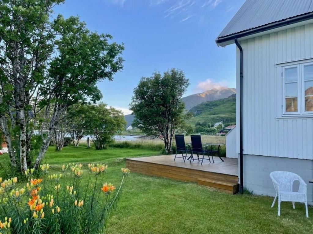 un cortile con un ponte con sedie e una casa di Fredvang holiday house, Lofoten a Fredvang