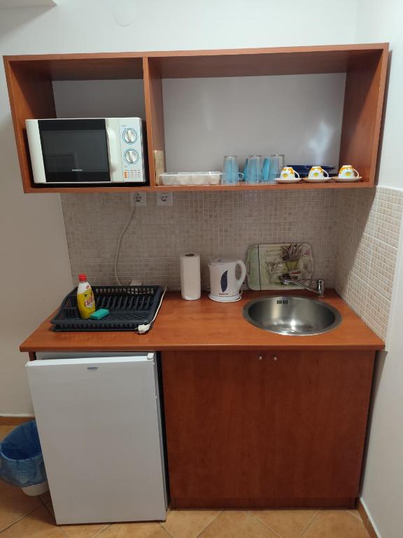 Kuchyň nebo kuchyňský kout v ubytování Szent Kristóf Apartmanhotel