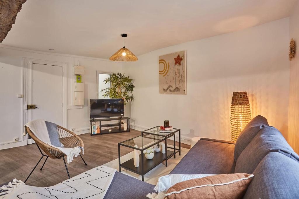 un salon avec un canapé et une télévision dans l'établissement Superb apartment in the center of Paris by Stusioprestige, à Paris