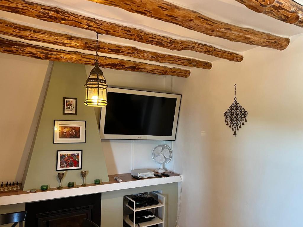 A television and/or entertainment centre at Finca el Regalo