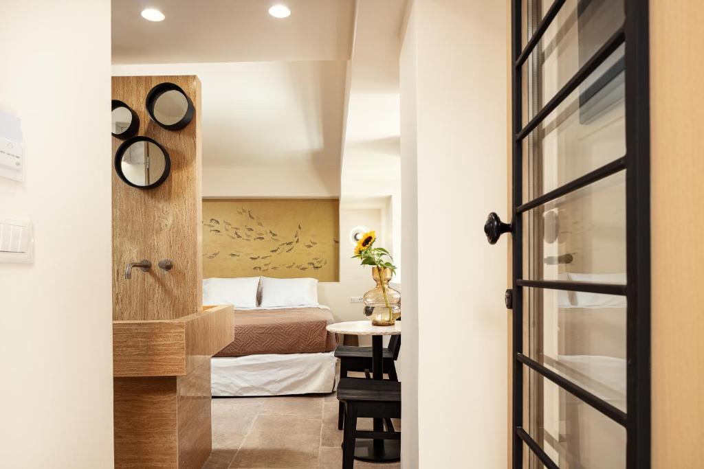 Katil atau katil-katil dalam bilik di Sea Path V old town luxury Appartment steps to beach