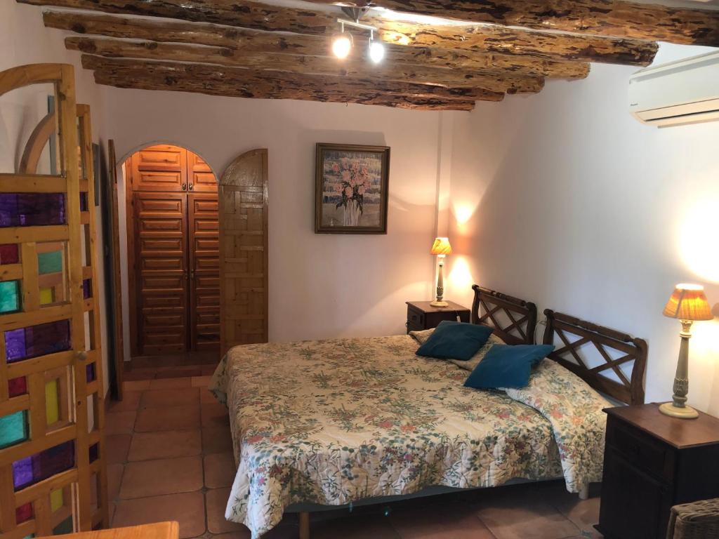 A bed or beds in a room at Finca el Regalo