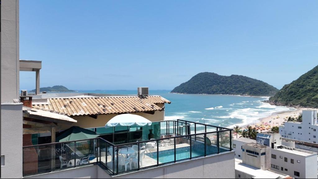 a view of the beach from a building at Cobertura Luxuosa, pe na areia - Exclusividade na Praia do Tombo, Guarujá, a Mais Premiada com Bandeira Azul no Brasil in Guarujá