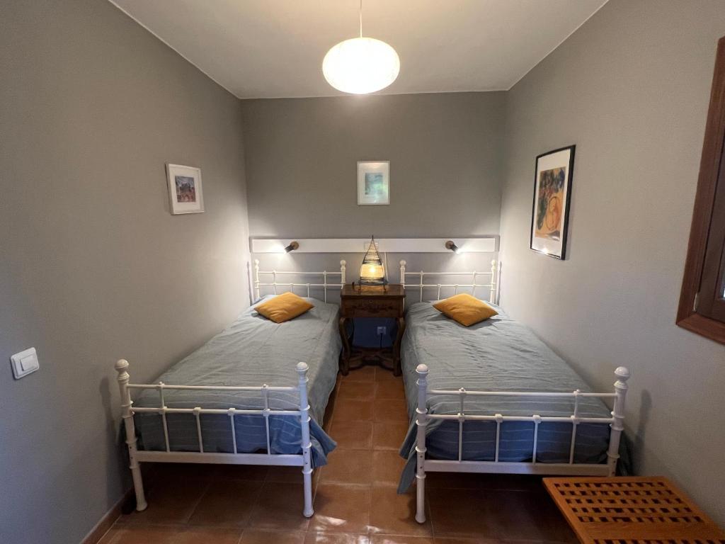 A bed or beds in a room at Finca el Regalo