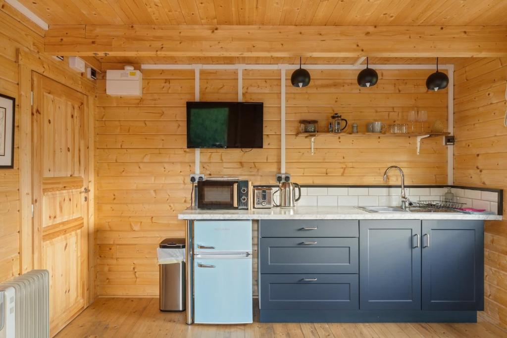 Kuchyň nebo kuchyňský kout v ubytování Scandi-Style Cabin in Bideford, Private Parking