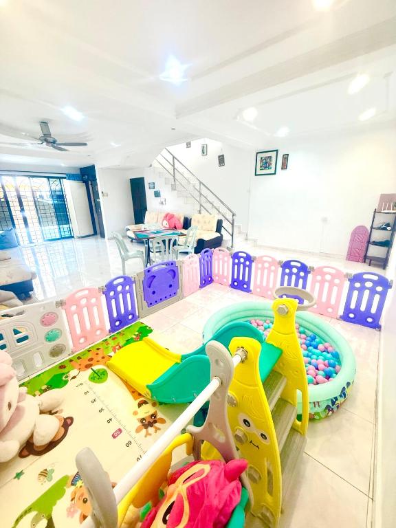 Η παιδική λέσχη του Double Storey 5 room Bukit Beruang -18pax