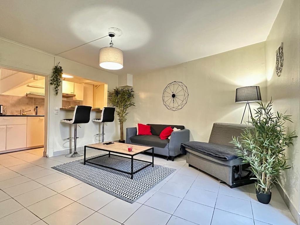 un salon avec un canapé et une table dans l'établissement Maison de Ville, à Angoulême