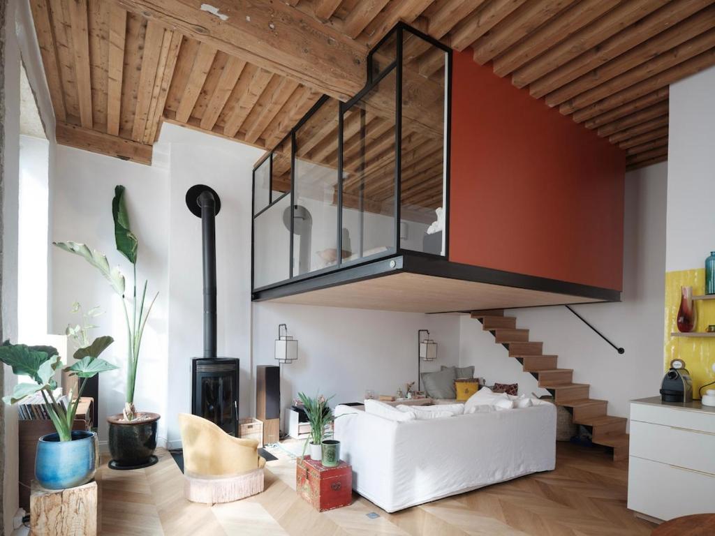 d'un salon avec un canapé blanc et un lustre. dans l'établissement Le canut, à Lyon