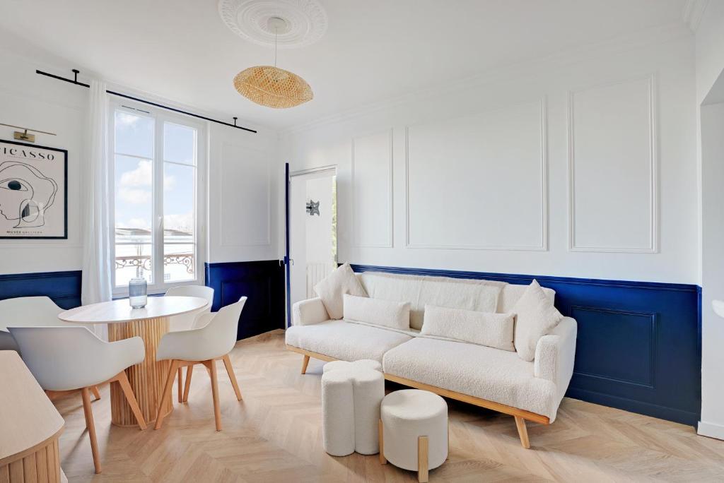 a living room with a couch and a table at L'Azul - Entre Paris & Disney - Wifi in Villemomble