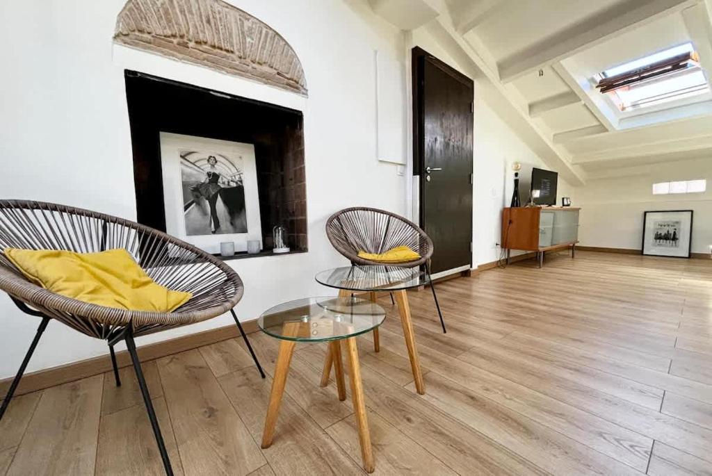 un salon avec deux chaises et une table dans l'établissement Casamea - Vieille ville, Clim, Plage à 5min, à Ajaccio