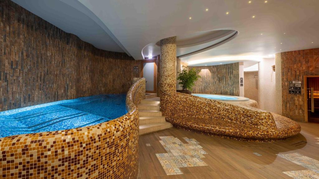 Bazén v ubytování Wellton Riga Hotel & SPA nebo v jeho okolí