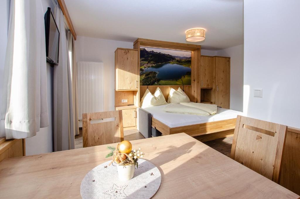Postel nebo postele na pokoji v ubytování Sonnenhof Walchsee
