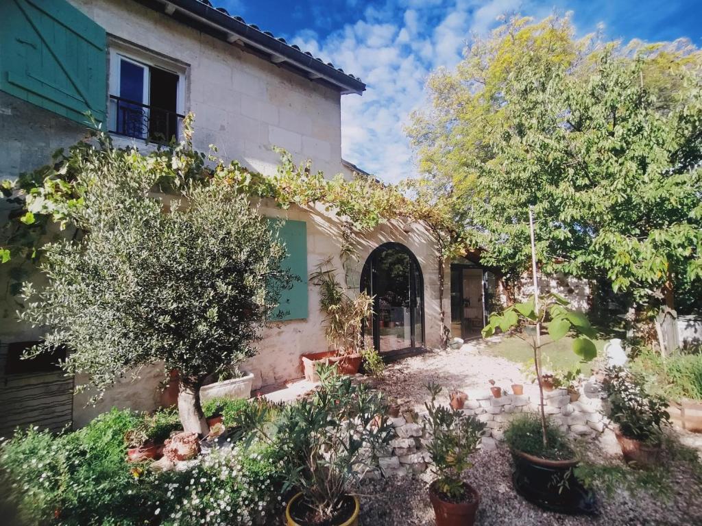 Aed väljaspool majutusasutust Gîte Jardin Du Chay