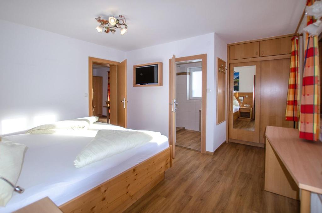 Postel nebo postele na pokoji v ubytování Sonnenhof Walchsee