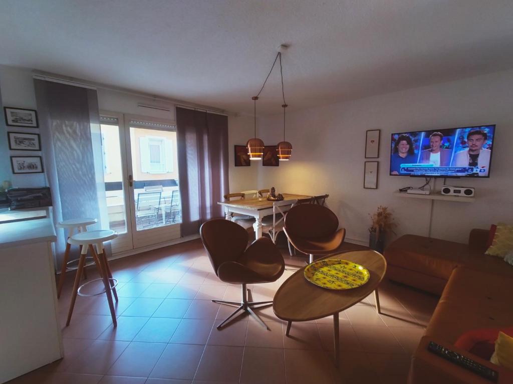 un salon avec un canapé et une table dans l'établissement Super appartement 2 à 6 pers garage privé, centreville, plage 150m, 2 terrasses, à Sainte-Maxime