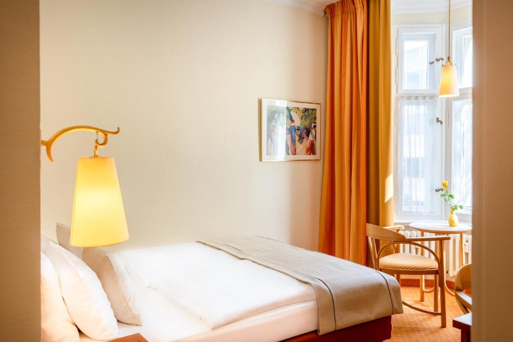 Postel nebo postele na pokoji v ubytování Hotel Kronprinz Berlin