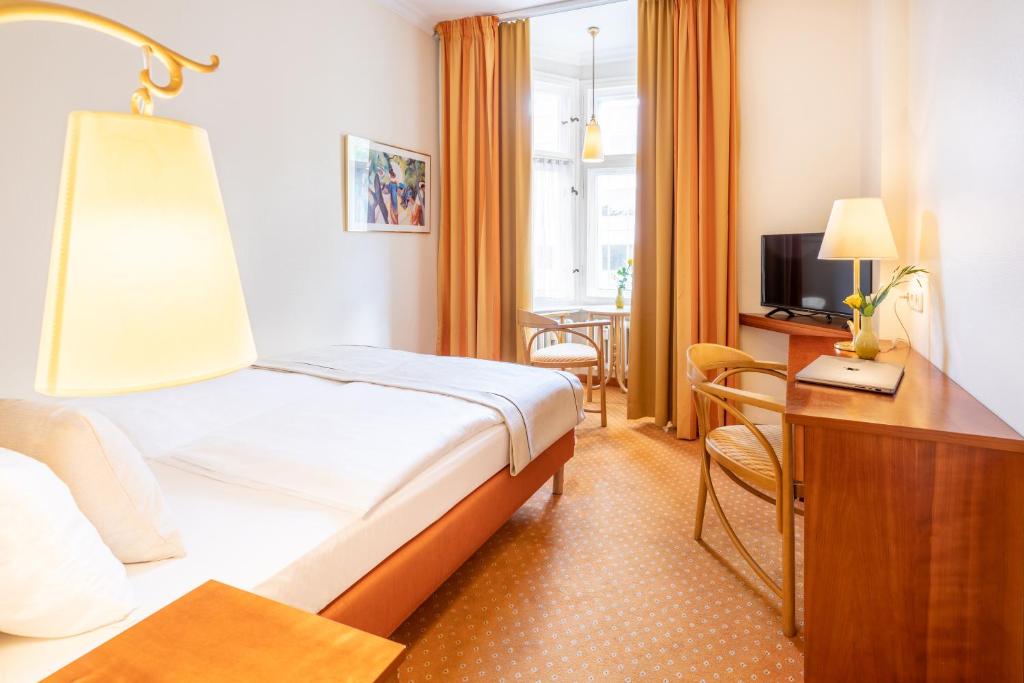 Postel nebo postele na pokoji v ubytování Hotel Kronprinz Berlin