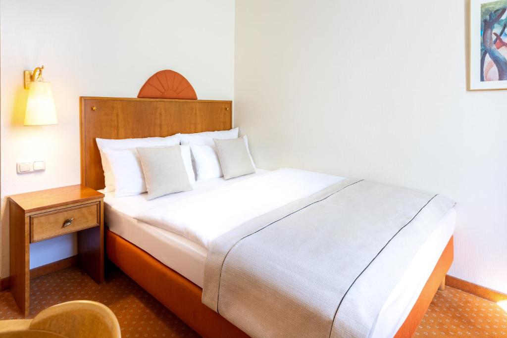 Postel nebo postele na pokoji v ubytování Hotel Kronprinz Berlin