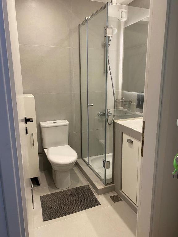 Koupelna v ubytování Bright, Cosy Studio close to Glyfada Beach & Center
