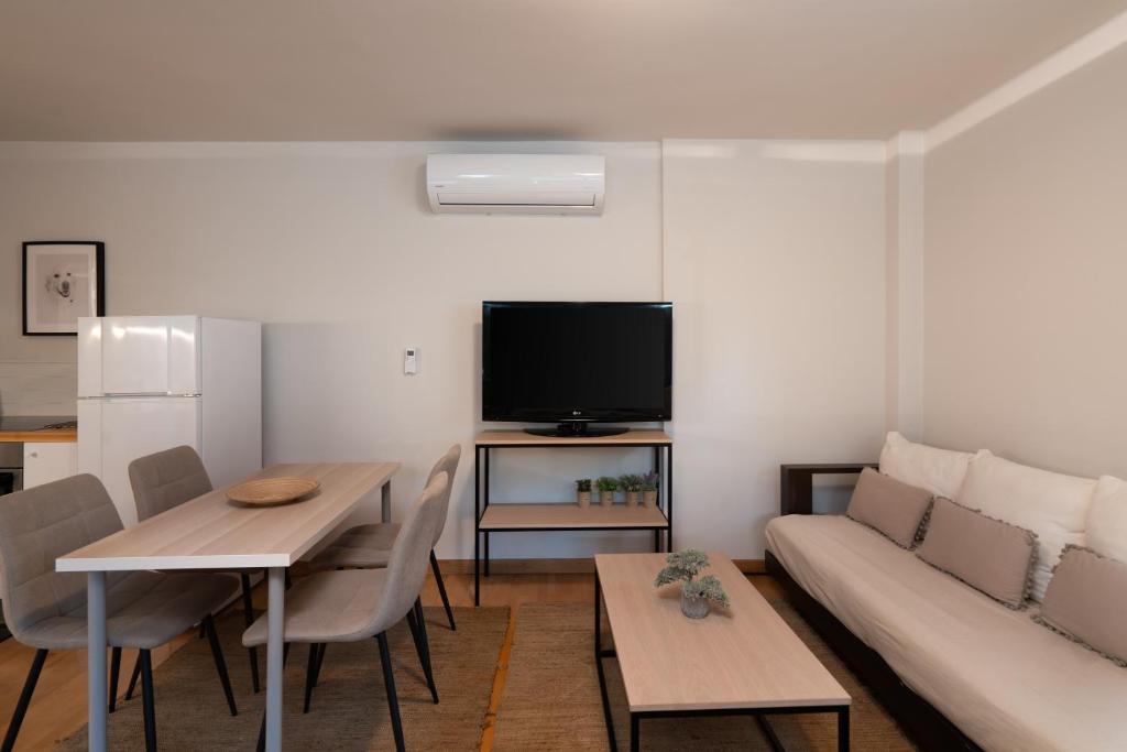 TV a/nebo společenská místnost v ubytování Bright, Cosy Studio close to Glyfada Beach & Center