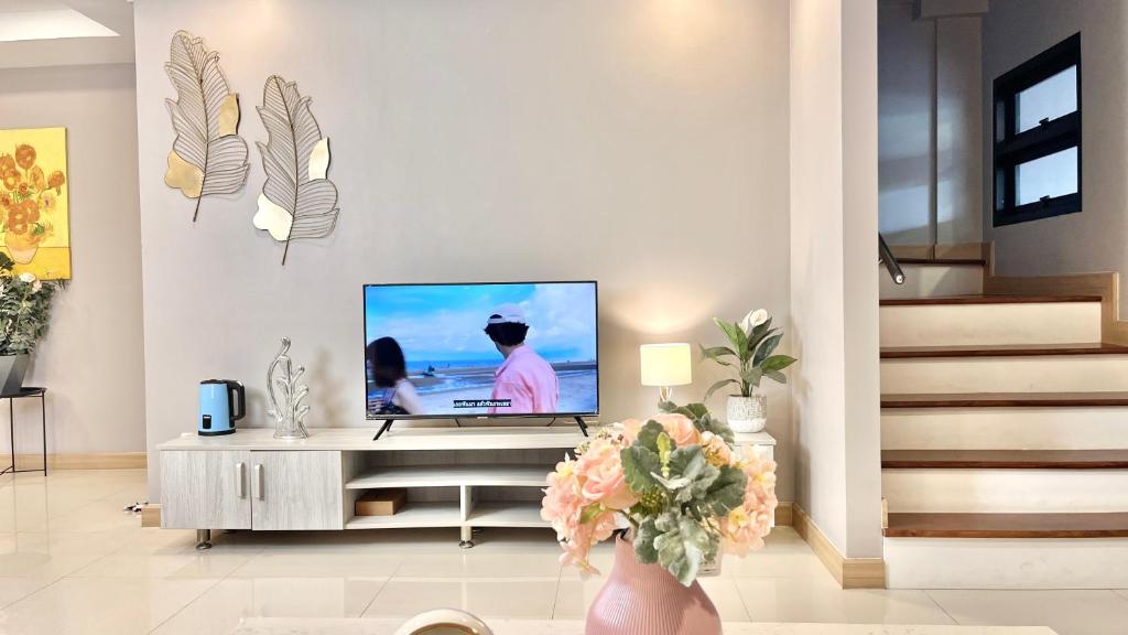 TV a/nebo společenská místnost v ubytování w3威尼斯联排3房144平花园别墅酒店