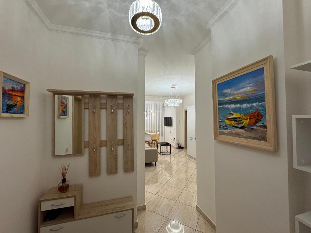 einen Flur mit einem Wohnzimmer mit Wandgemälde in der Unterkunft Appartamento Vista Mare a Valona 5 persone in Vlorë