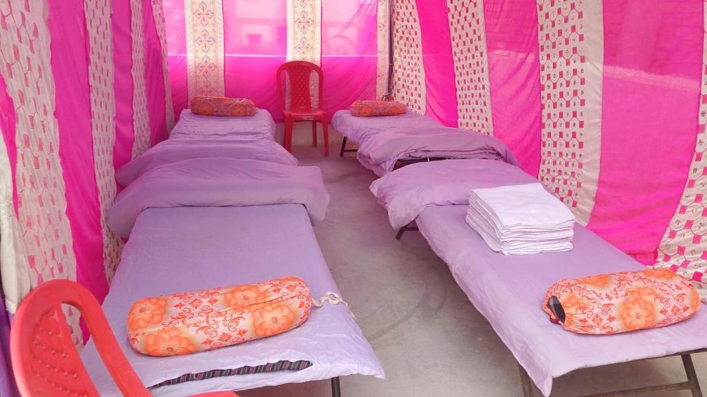Postel nebo postele na pokoji v ubytování TENT stay near SANGAM