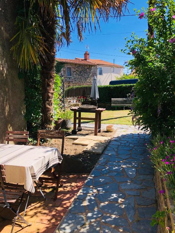 Vonkajšia záhrada v ubytovaní Maison l'or du temps, gîte les Glycines