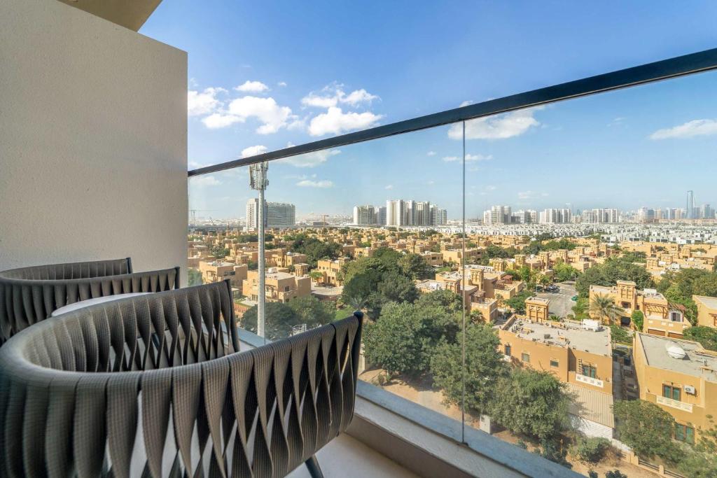 Balkoni atau teres di Charming new studio with pool and gym in Al Furjan