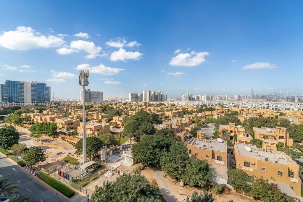 Pemandangan umum bagi Dubai atau pemandangan bandar yang diambil dari apartmen