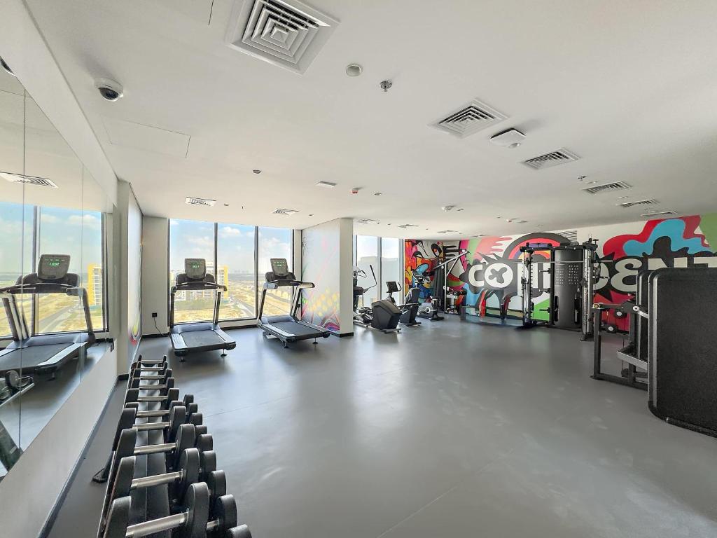 Pusat kecergasan dan/atau kemudahan kecergasan di Charming new studio with pool and gym in Al Furjan