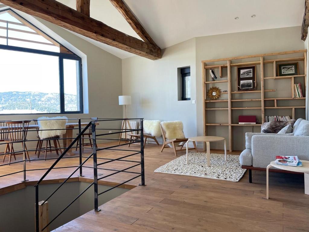 un salon avec un canapé et une table dans l'établissement Grande Bergerie et sa vue incroyable, à Réal