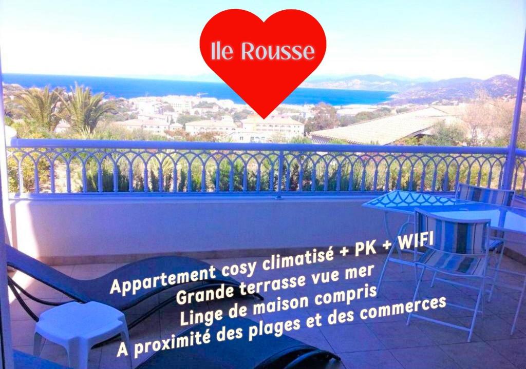 una imagen de un balcón con un corazón rojo en Résidence Paolina, en LʼÎle-Rousse