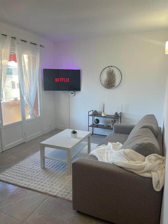 un salon avec un canapé et une table dans l'établissement Joli T2 très bien situé, à Cagnes-sur-Mer
