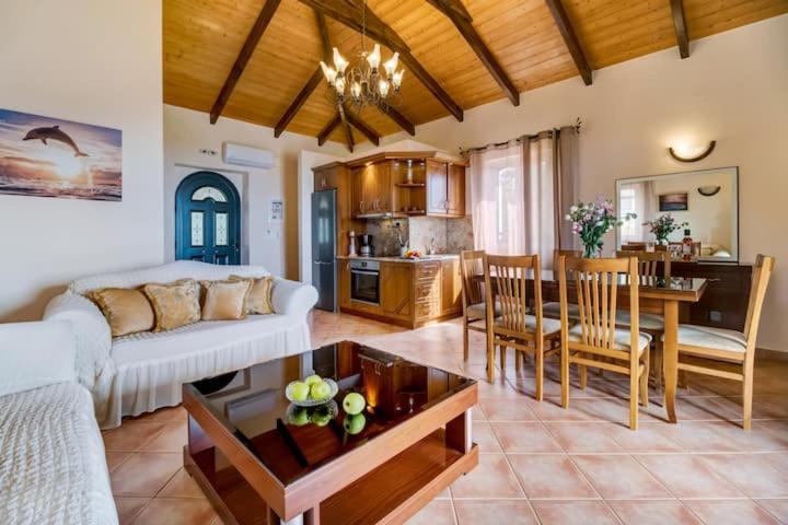 Posedenie v ubytovaní Goudis Villas