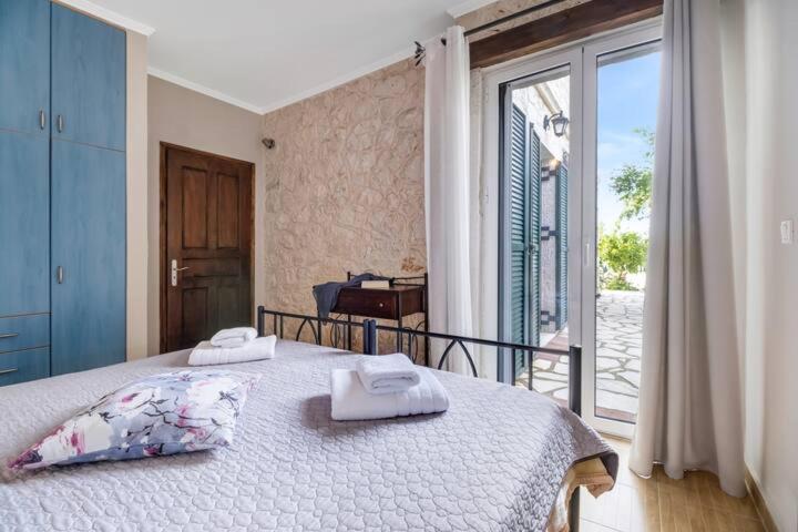 Posteľ alebo postele v izbe v ubytovaní Goudis Villas