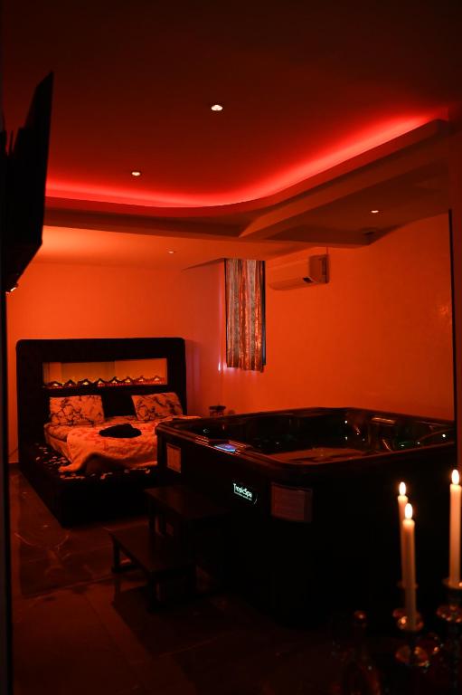 Cette chambre comprend un lit, un miroir et des bougies. dans l'établissement Love Time, à Marseille