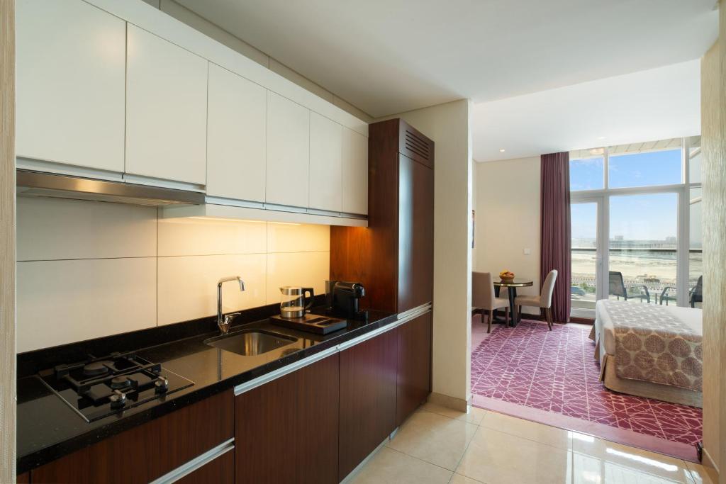 Kuchyň nebo kuchyňský kout v ubytování Royal Continental Suites Business Bay - Deluxe Apartments