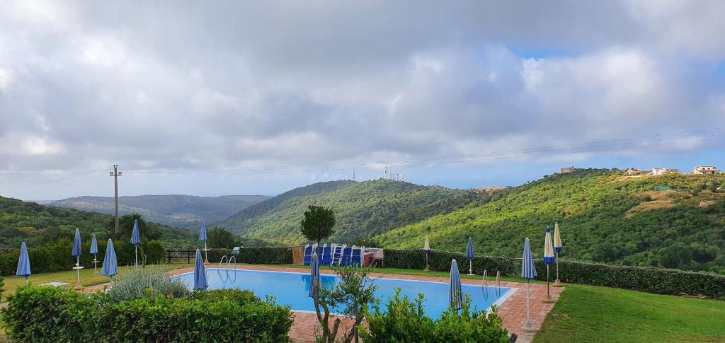 Nespecifikovaný výhled na hory nebo výhled na hory při pohledu z hotelu