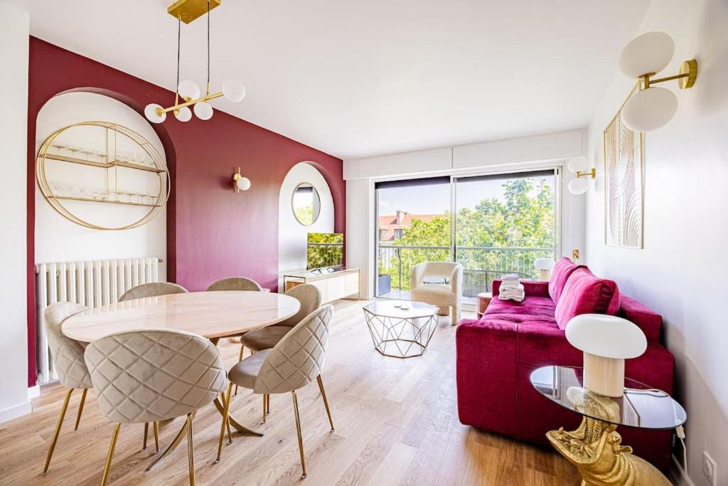 un salon avec un canapé rouge et une table dans l'établissement 3 Bedroom Apartment #3SDB#Champ de Mars# Eiffel Tower, à Paris