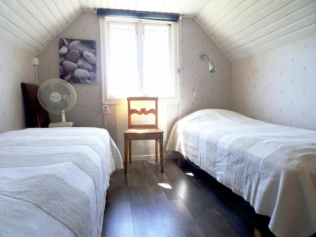 Postel nebo postele na pokoji v ubytování 1B, Stuga m havsutsikt & 50m till strand