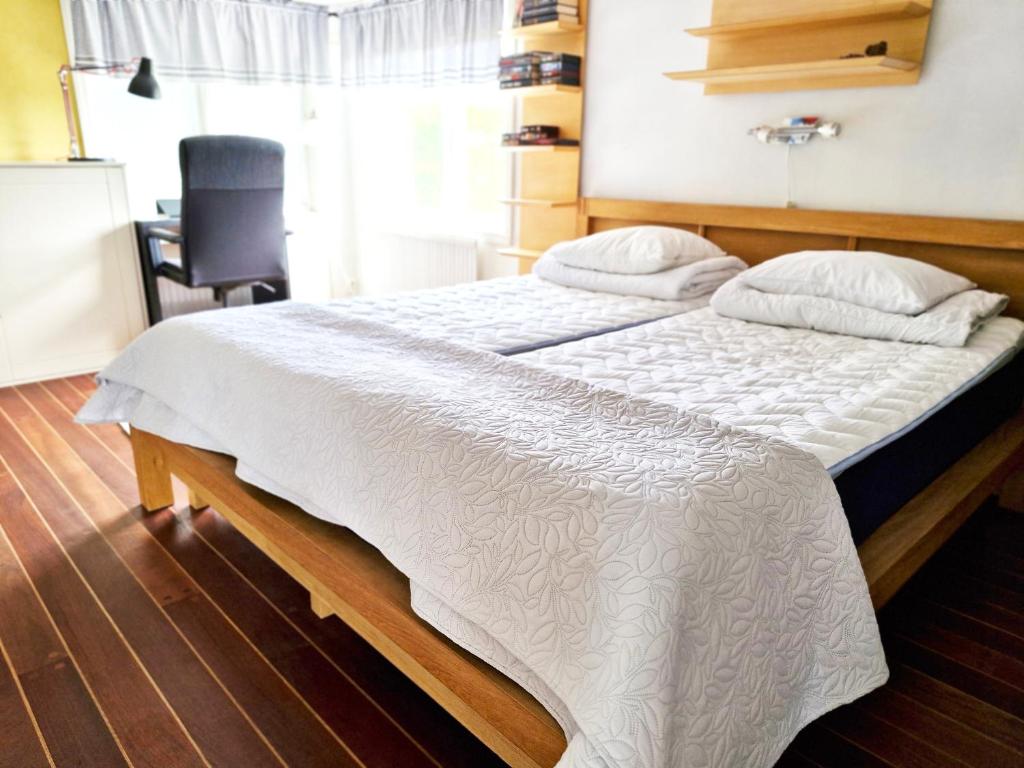 Postel nebo postele na pokoji v ubytování 1B, Stuga m havsutsikt & 50m till strand