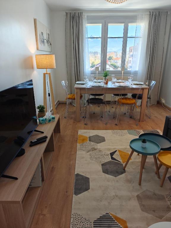 un salon avec une table et une salle à manger dans l'établissement Spacieux T4 vue sur les Alpes, à Seyssinet-Pariset