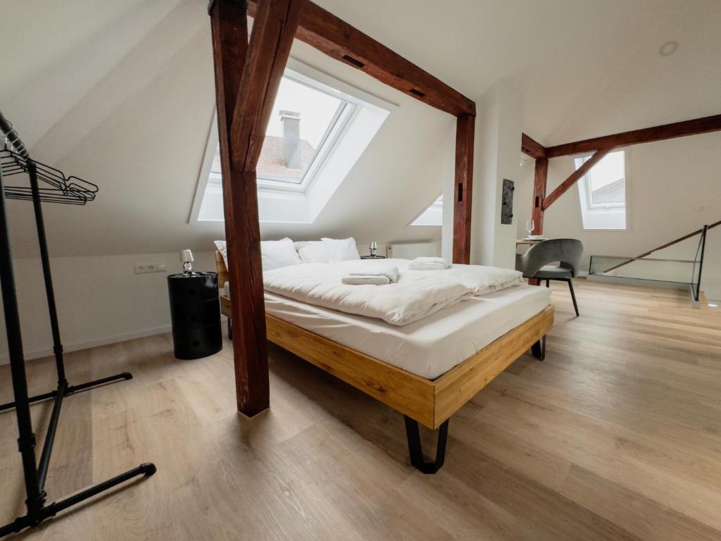 Ένα ή περισσότερα κρεβάτια σε δωμάτιο στο Maybach Apartments - Modernes & zentrales Studio in Altstadtvilla - Bodenseenähe - Parkplatz - Klimaanlage