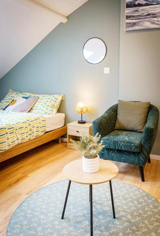 un salon avec un canapé et une table dans l'établissement Royal séjour, Studio avec parking gratuit, à Saint-Quentin