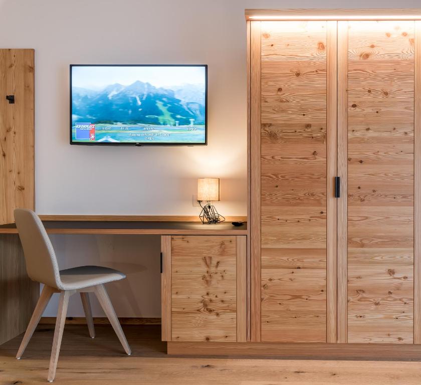 TV a/nebo společenská místnost v ubytování Hotel B&B Feldmessner