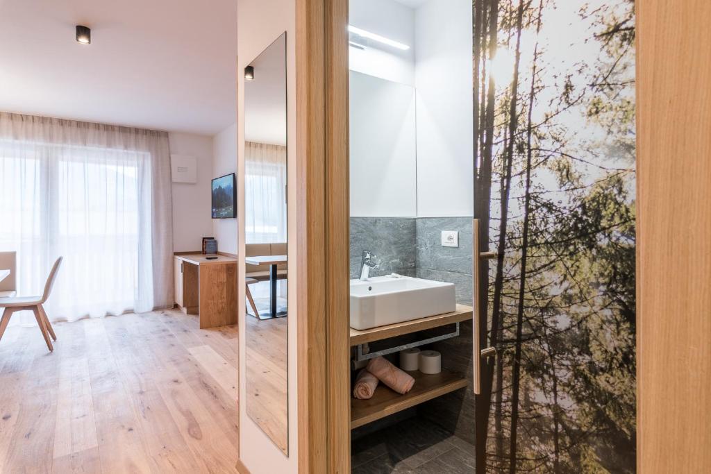TV a/nebo společenská místnost v ubytování Hotel B&B Feldmessner