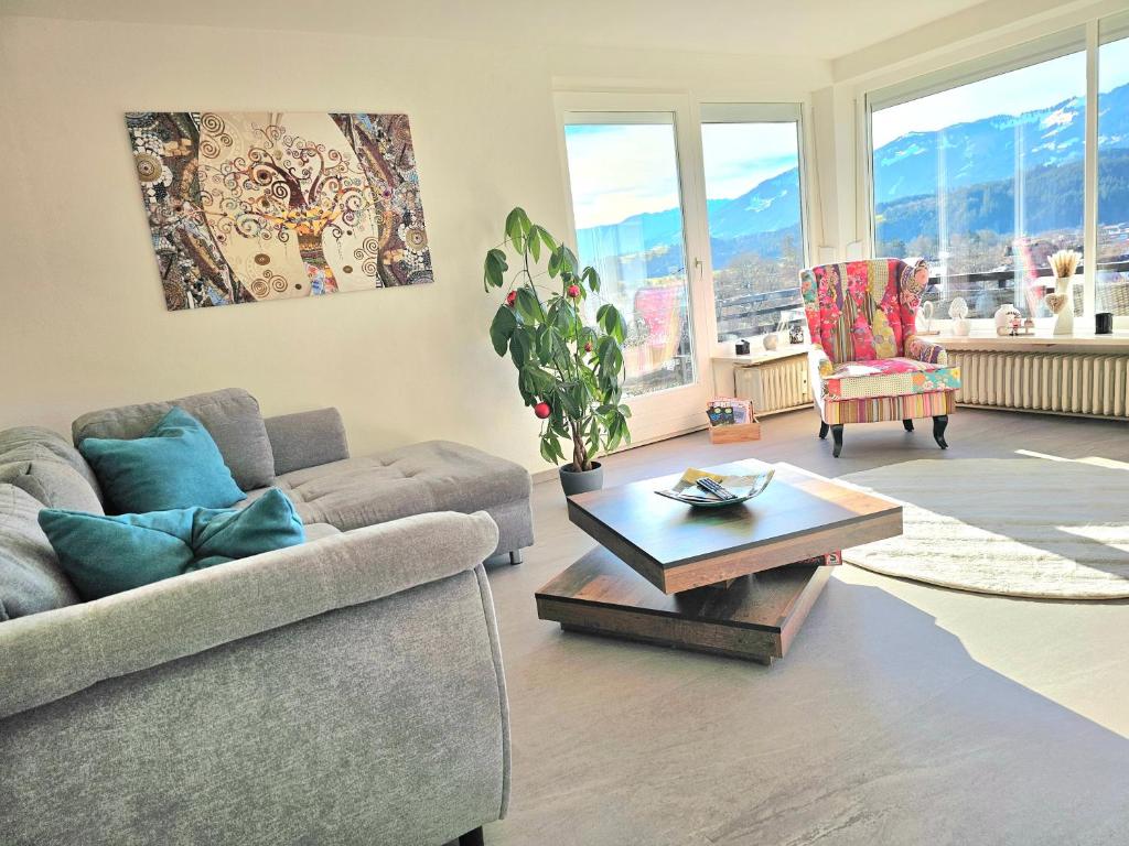 una sala de estar con un sofá y una mesa en Sanosueno 5, en Sonthofen